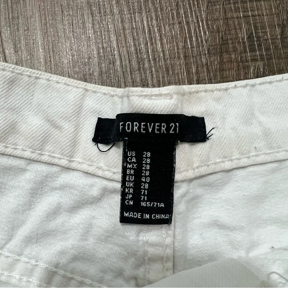 Forever 21 White Distressed Floral Jean Denim Shorts Jorts Size 28
